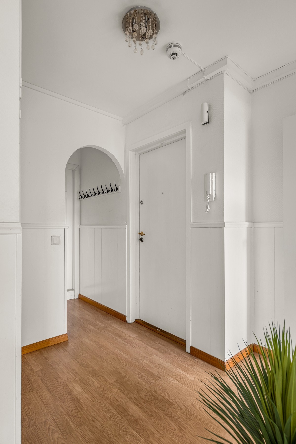 Leiligheten har malt entrédør med kikkehull og dørcalling, noe som gir en trygg og komfortabel hverdag. Galleribilde