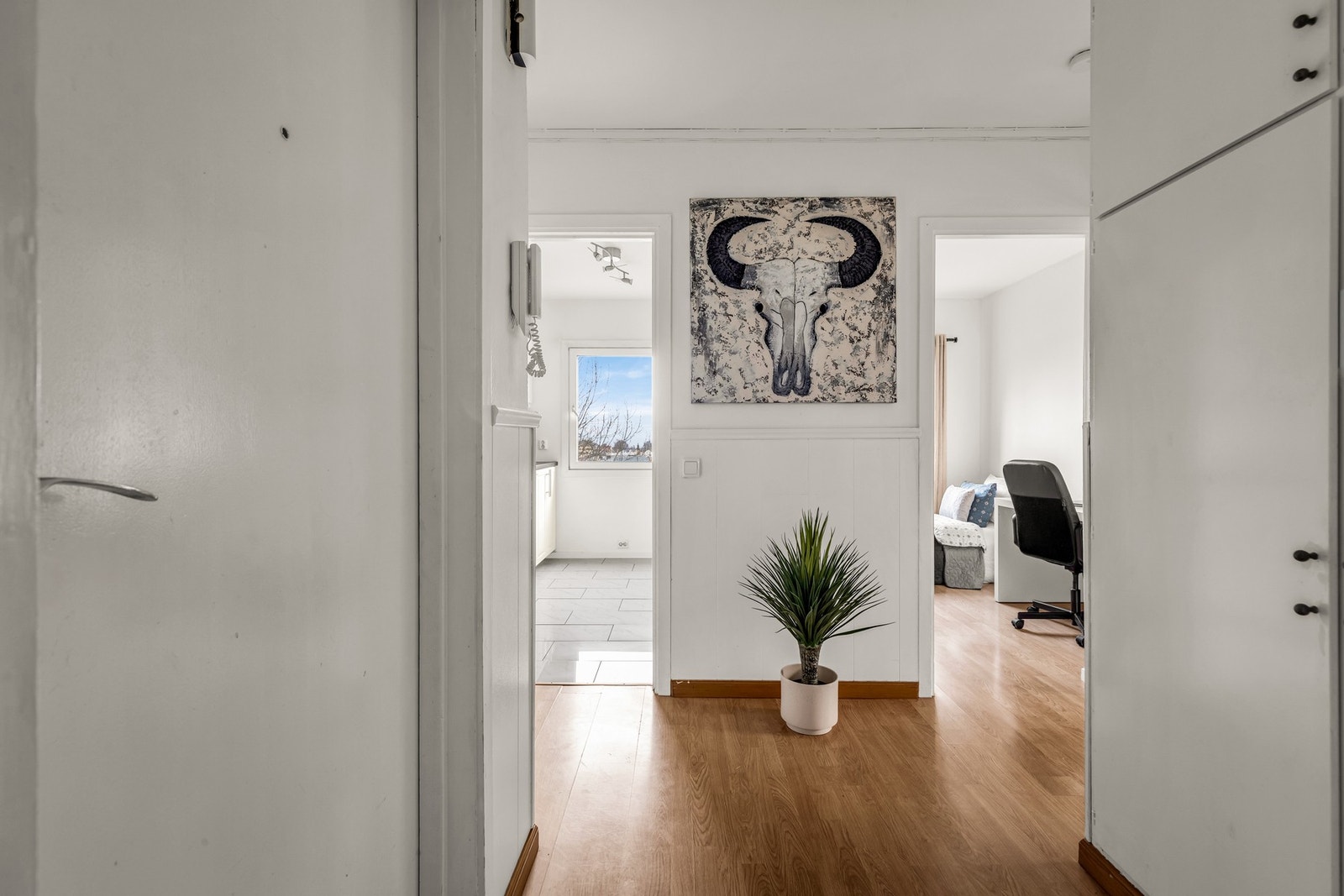 Rett innenfor entréen ligger kjøkkenet, noe som gjør det enkelt å bære inn tunge handleposer. Galleribilde