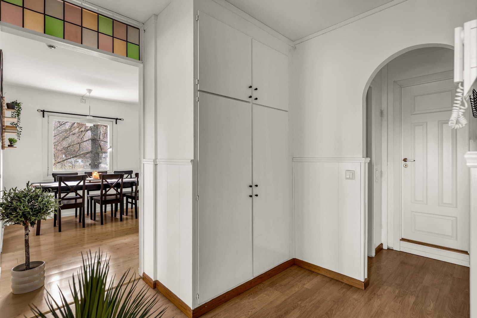 Lys og romslig entré som gir et godt førsteinntrykk av boligen. Her er det god plass til yttertøy og sko, og entréen oppleves både praktisk og innbydende. Galleribilde