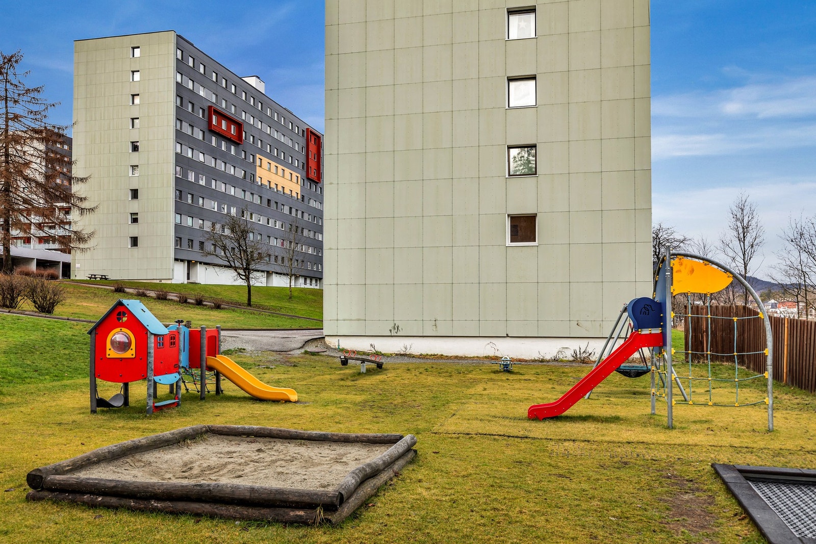 På fellesarealene er det en lekeplass, noe som gjør området spesielt barnevennlig og trygt. For øvrig er fellesområdene pent opparbeidet med interne stikkveier og beplantning. Galleribilde