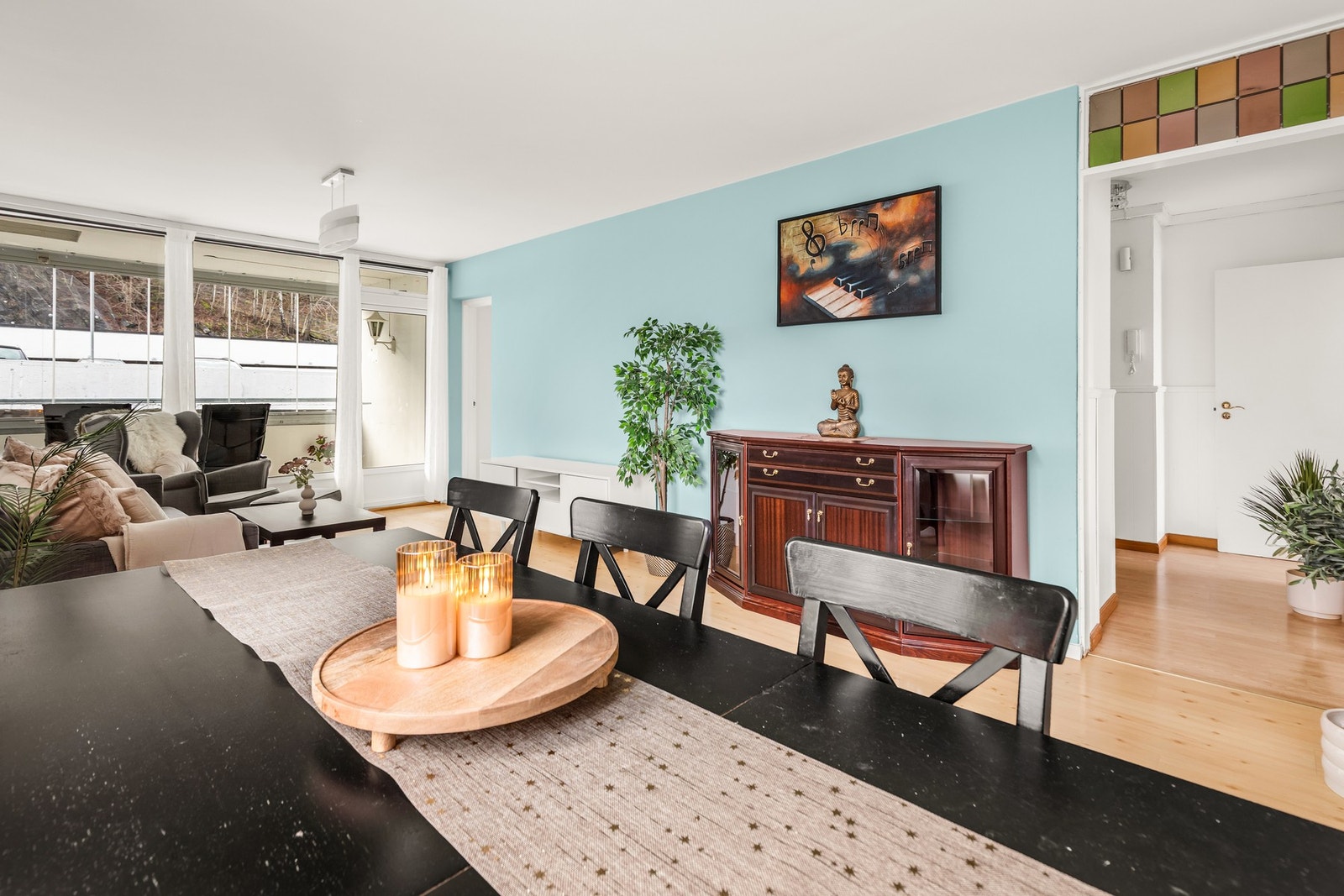 Stuen byr på gode møbleringsmuligheter med plass til både sofagruppe, TV-løsning og spisebord. Galleribilde