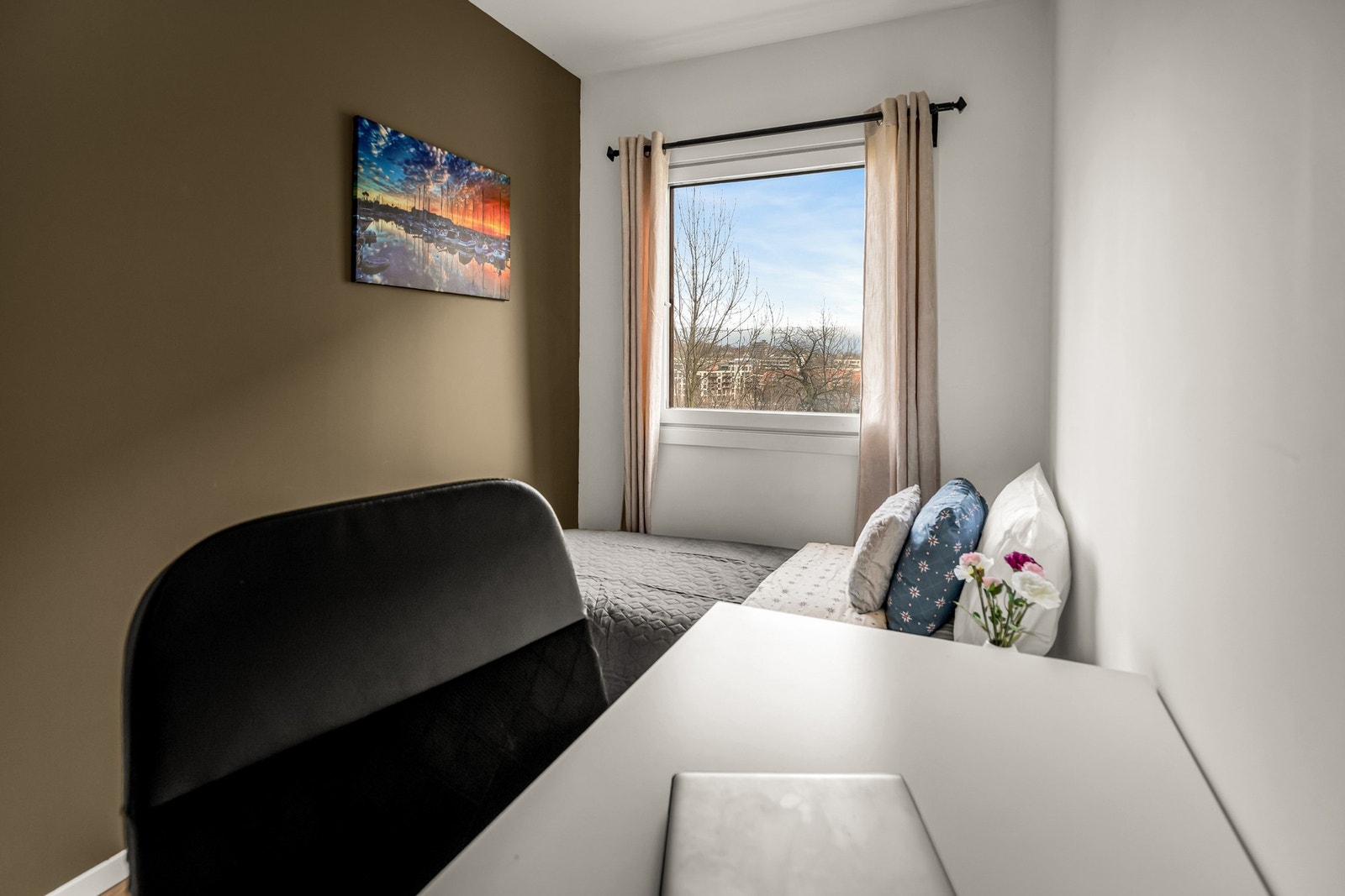 God plass til seng, nattbord, skrivepult og garderobeløsning. Galleribilde