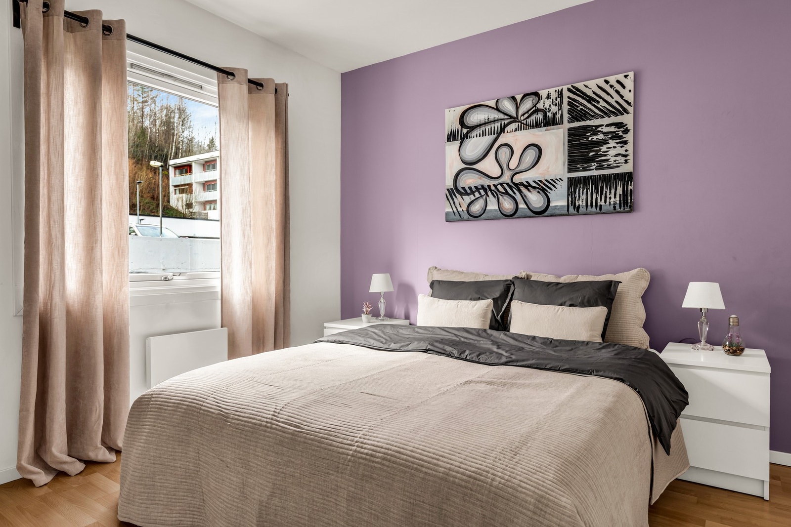 Hovedsoverommet ligger i tilknytning til stuen og har god plass til dobbeltseng, nattbord og øvrig møblement. Galleribilde