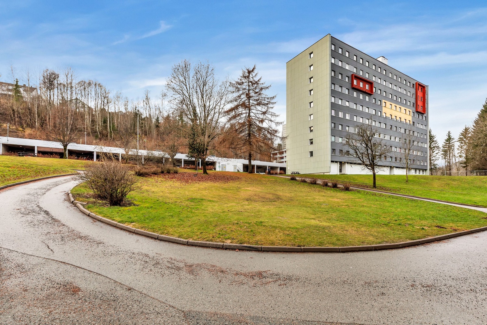 Blant annet ligger Asker International school få minutter unna. Skolen tilbyr engelskspråklig undervisning etter IB-programmet for elever i grunnskolealder. Galleribilde