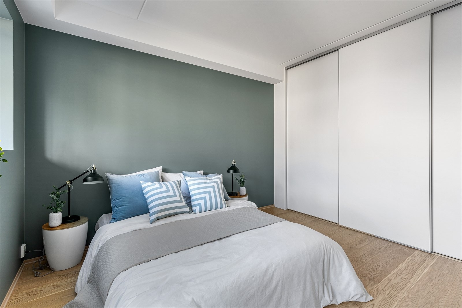 Stort delikat hovedsoverom med gode lagringsmuligheter. (Bildet er digitalt stylet) Galleribilde