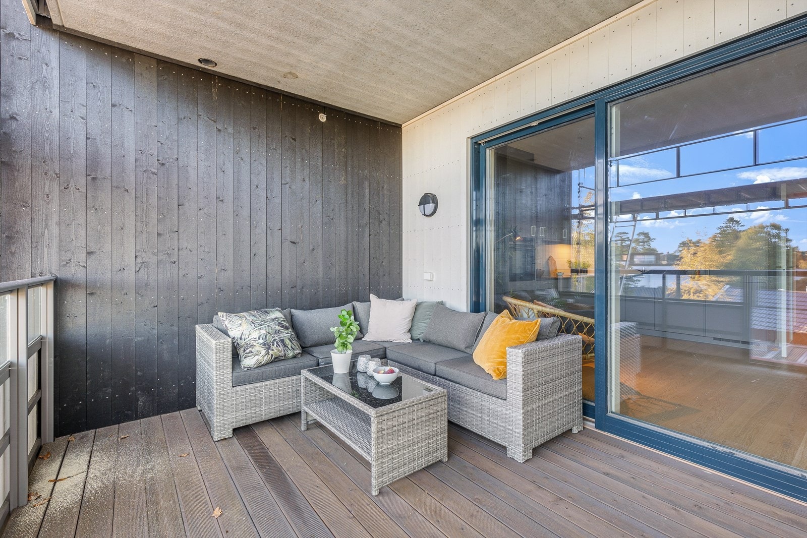 Stor balkong som er overbygget. Har man man nyte utsikten Galleribilde