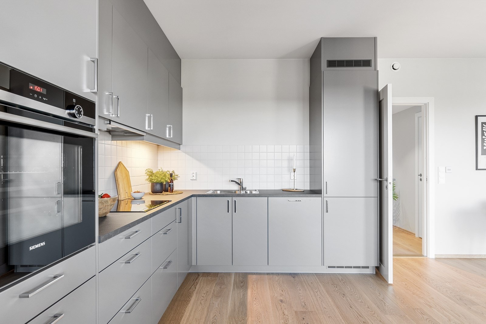 Flott kjøkken med integrerte hvitevarer. (Bildet er digitalt stylet) Galleribilde