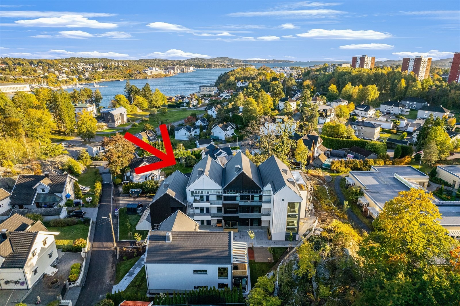 Flott beliggende i stille og rolige omgivelser. Kort gangavstand til matbutikk/treningssenter samt gangavstand til sentrum Galleribilde