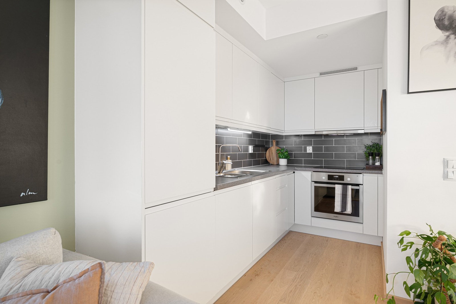 Lekkert kjøkken rikelig med skapplass, integrerte hvitevarer og induksjonstopp. Galleribilde