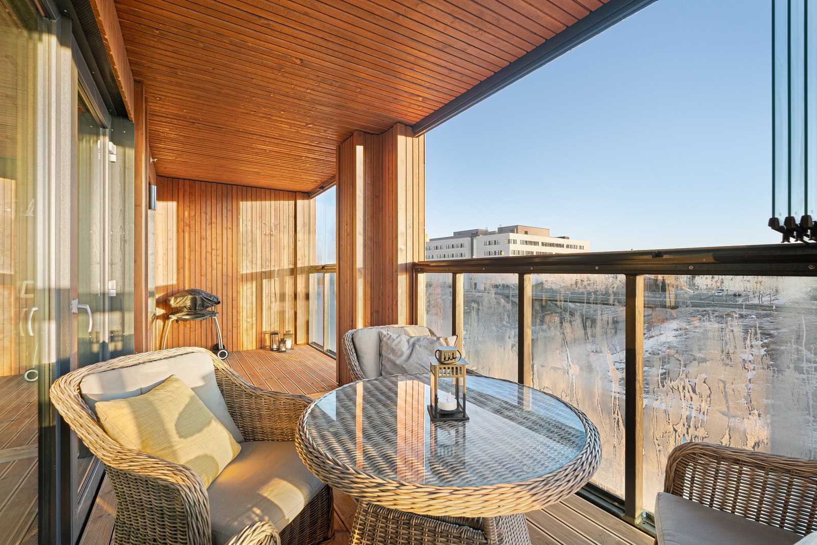 Leiligheten har en stor, privat balkong på hele 14 kvm. Galleribilde