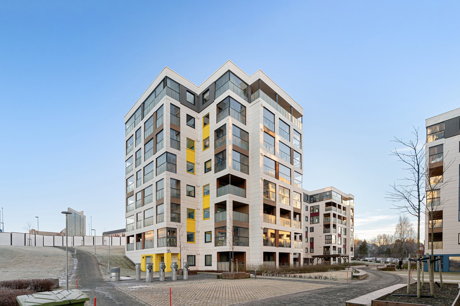 Kort vei til de fleste servicefunksjoner. Veldig gode kollektivforbindelser med bla Metrobuss som passerer hvert 5 min i rushtrafikk. Galleribilde