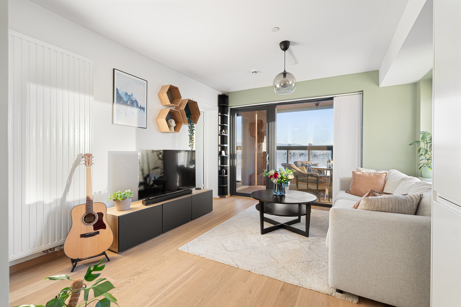 Leiligheten har en gjennomgående høy standard og kan by på en praktisk planløsning som gjør det enkelt å møblere. Galleribilde