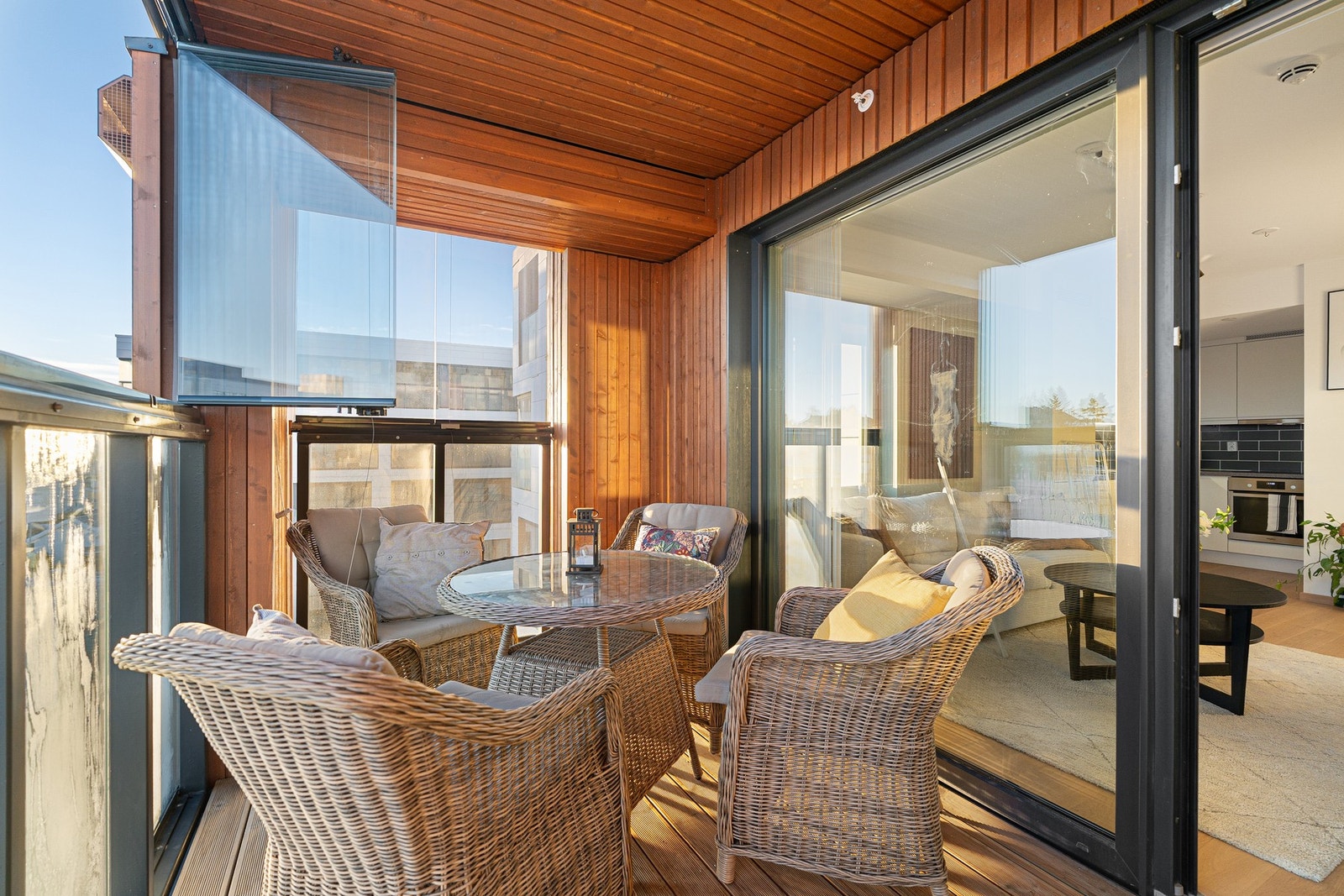 Praktisk innglasset balkong som blir en forlengelse av stua på sommerstid. Galleribilde