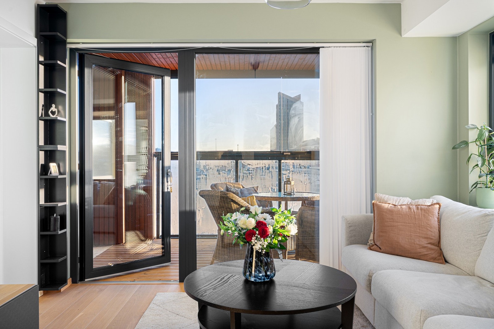 Fra stua har man utgang til balkongen. Galleribilde