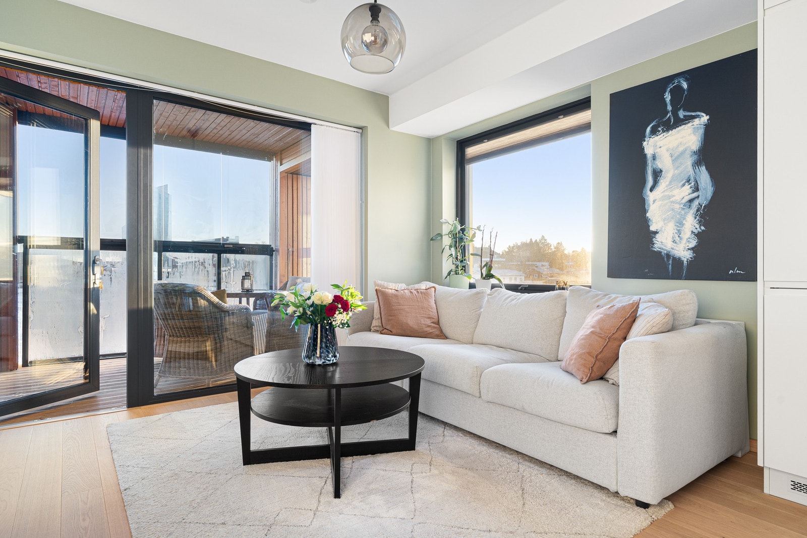 De store vindusflatene på stua gir rikelig med naturlig lysinnslipp. Galleribilde