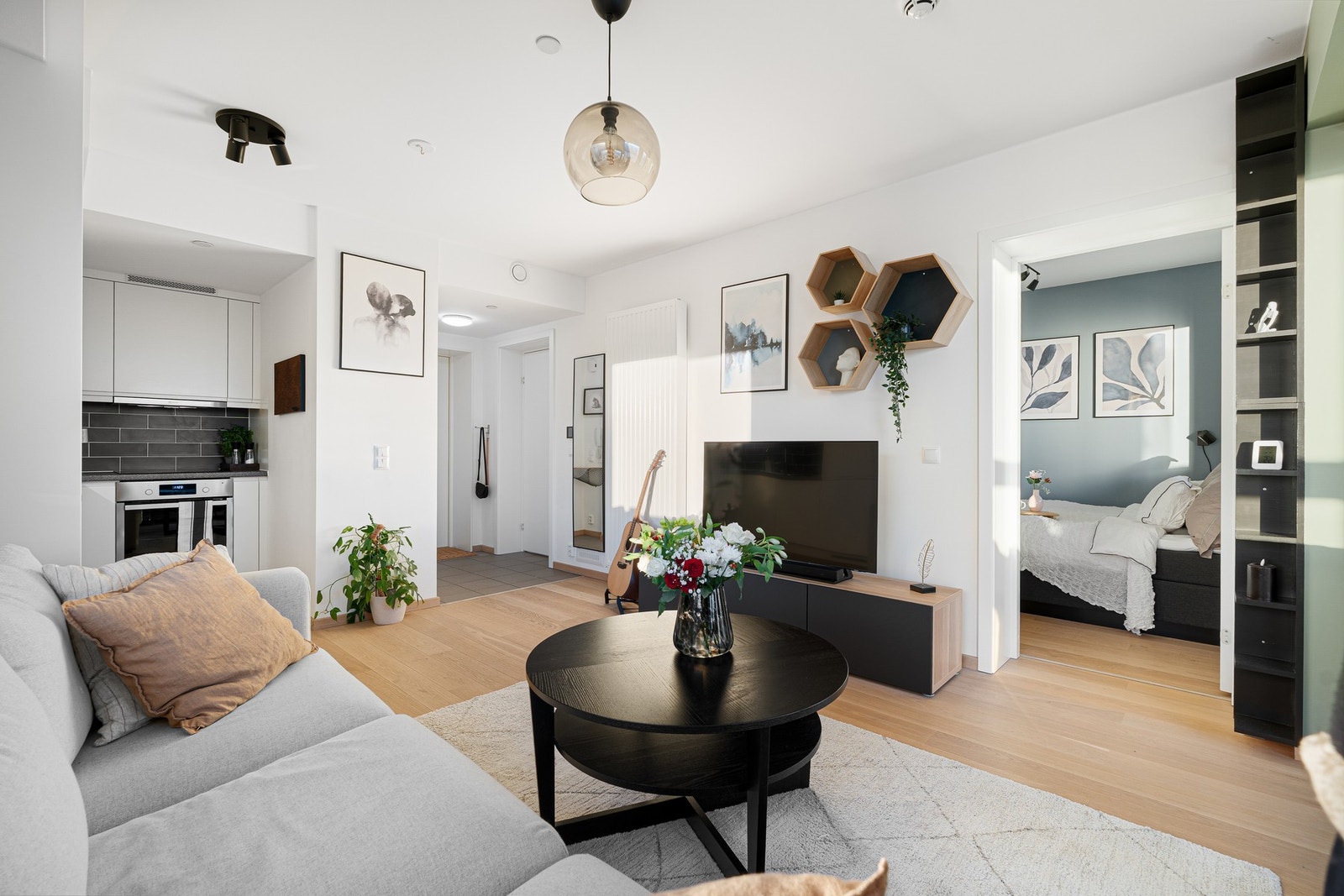 Den åpne løsningen mellom stue og kjøkken bidrar til en god romløsning. Her er det plass til er koselig spisebord. Galleribilde