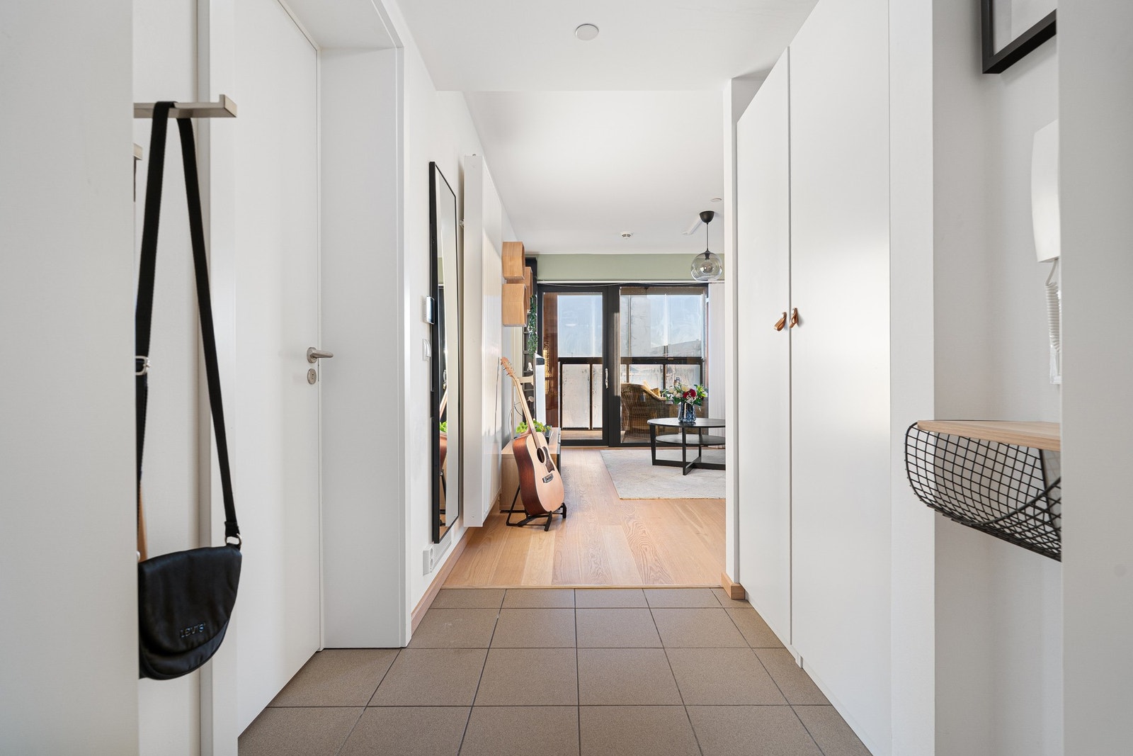 Det er rikelig med plass til oppbevaring av sko og yttertøy i gangen. Galleribilde