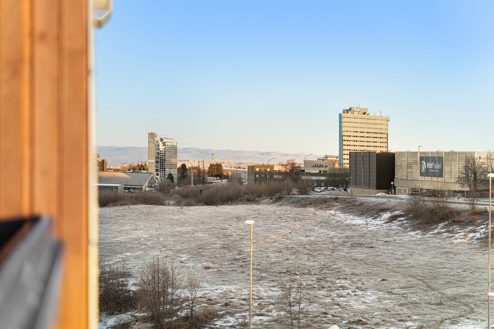 Takoverbygd og innglasset balkong gir mange muligheter for innredning til hyggelige kvelder. Galleribilde