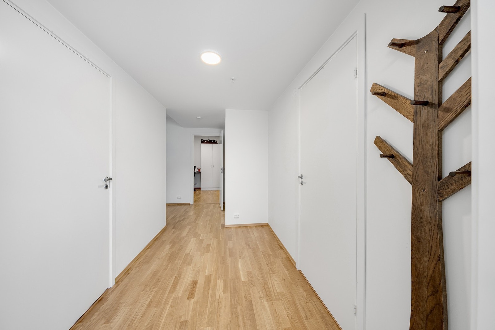 I entréen er det rikelig med plass til ønsket innredning. Velkommen til visning! Galleribilde