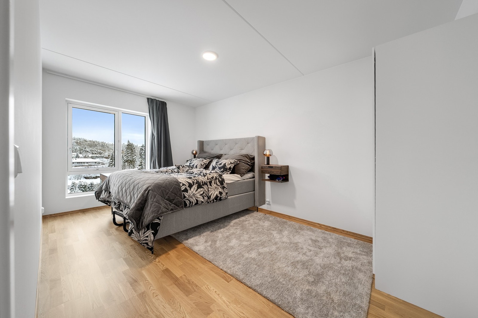 Lyst og romslig soverom med god plass til dobbeltseng og garderobeløsninger. Galleribilde