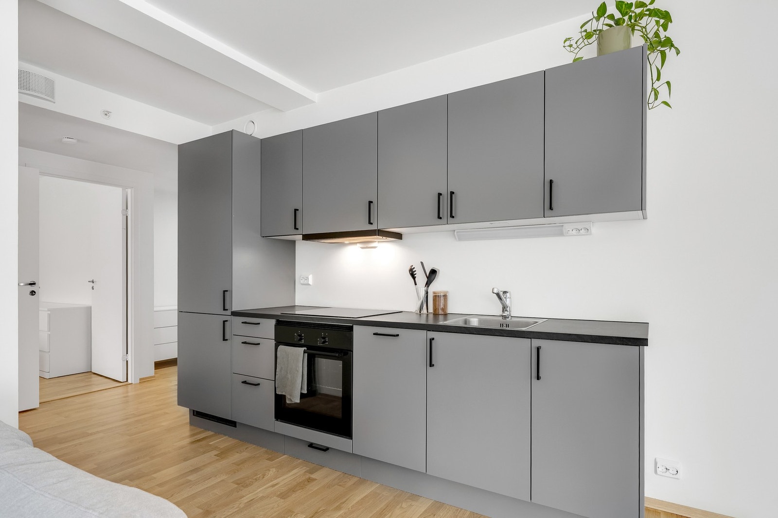 Nytt og delikat kjøkken hvor du finner bl.a. integrerte hvitevarer som platetopp, stekeovn, oppvaskmaskin og kjøl/fryseskap. Galleribilde