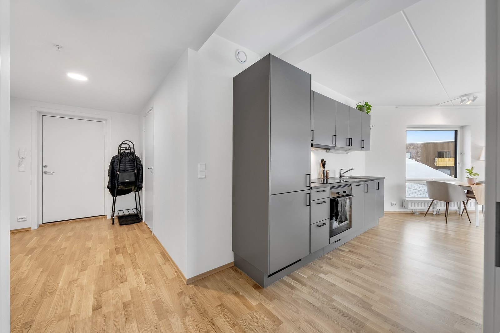 Vannbåren oppvarming via radiatorer. Det er også balansert ventilasjon i leiligheten. Galleribilde