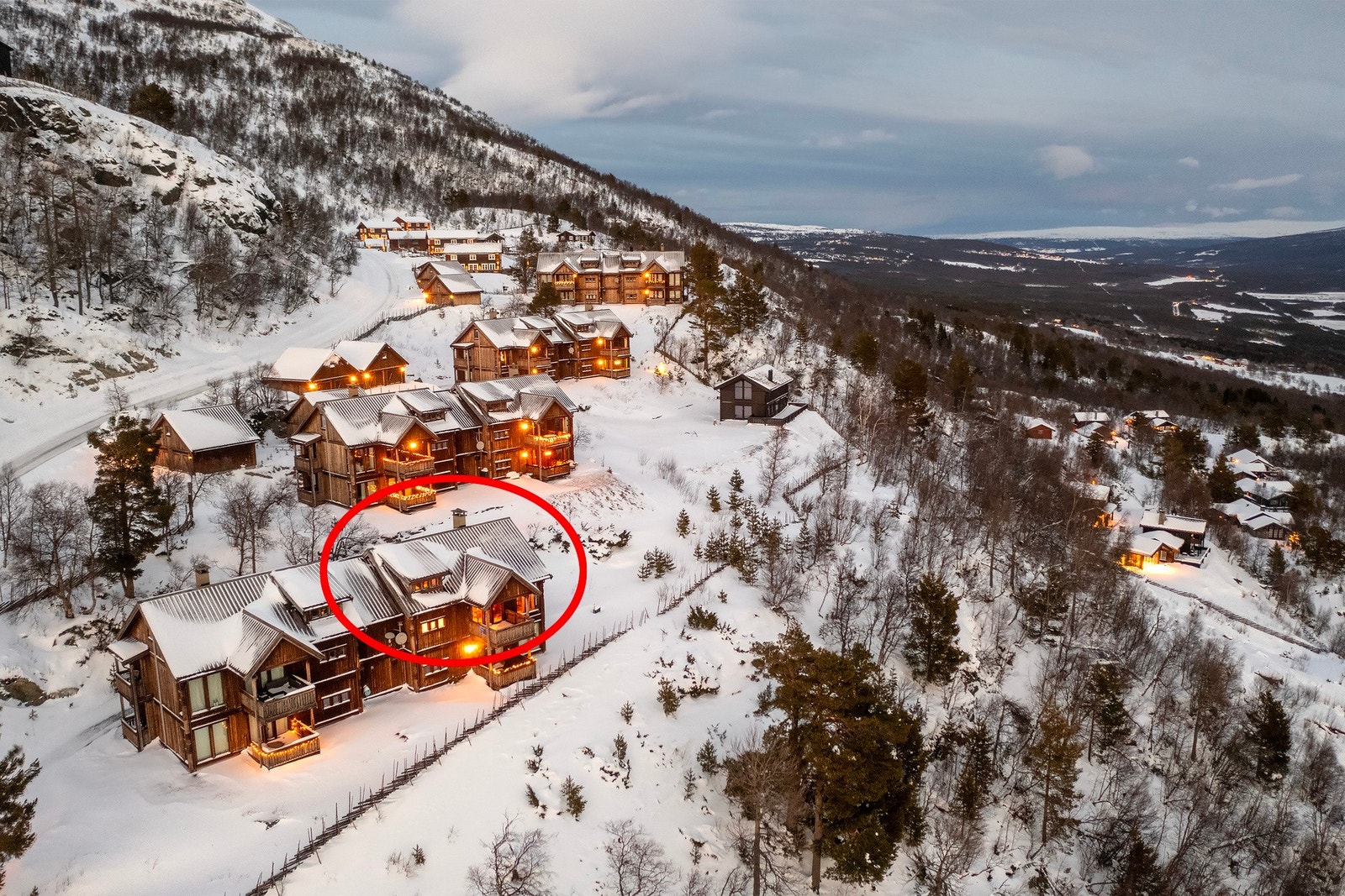 I umiddelbar nærhet finnes flere flotte turmuligheter både på sommers- og vinterstid. Ta kontakt med megler for visning! Galleribilde