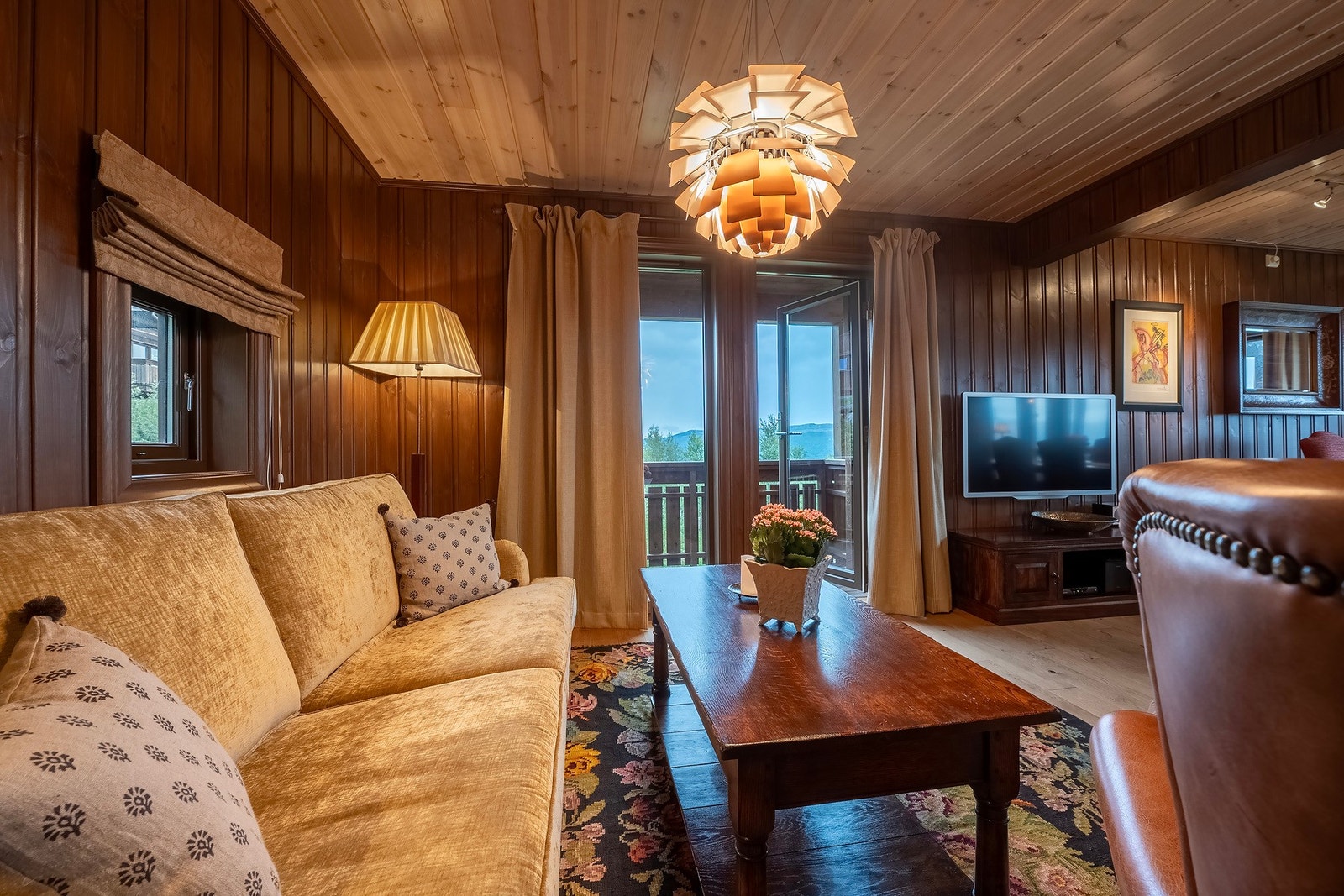 Fra stuen er det utgang til altan på 2,6 kvm. Galleribilde