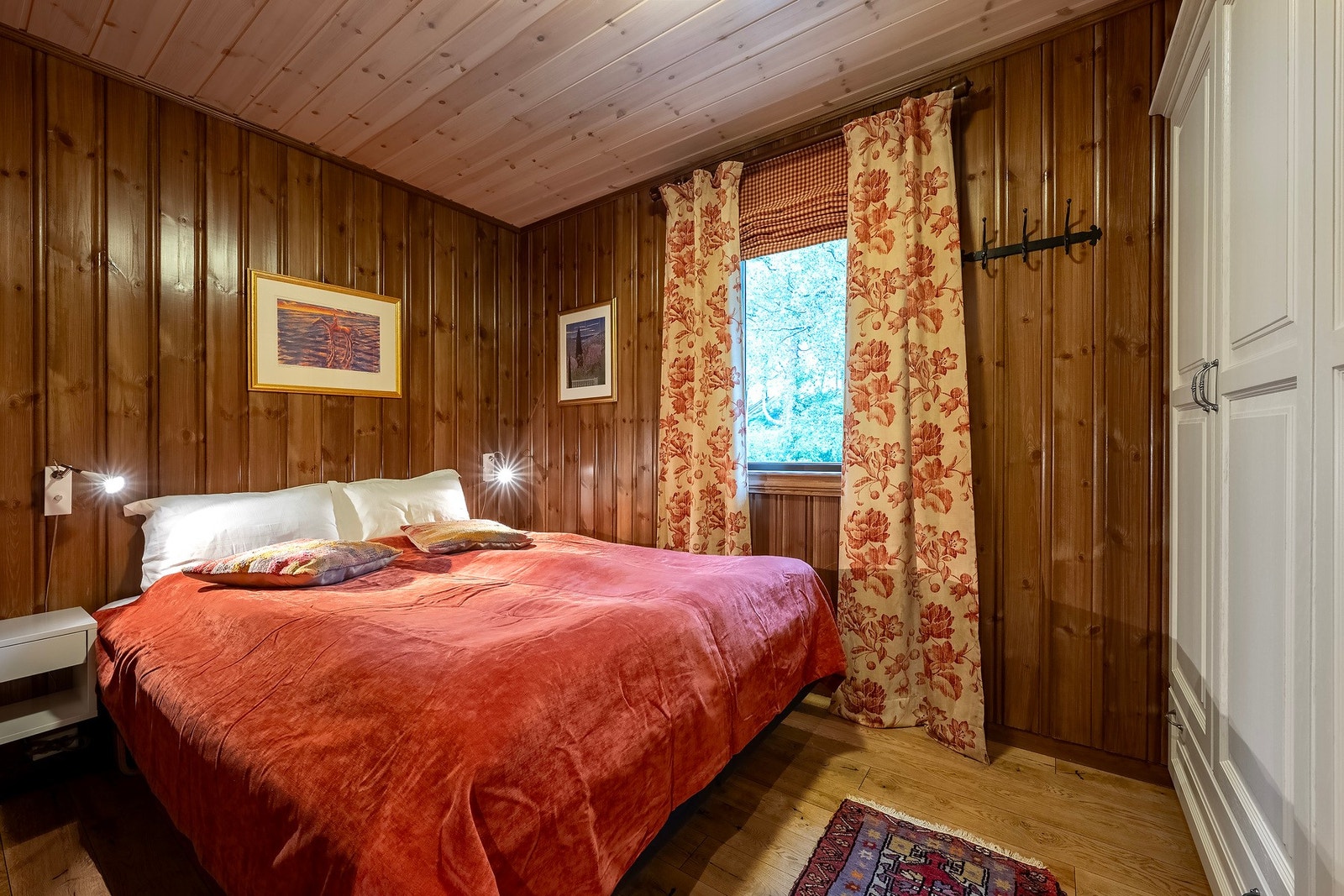 Soverom 1 er i hovedetasjen og er på 7,5 kvm, med plass til dobbeltseng og innredet stort garderobeskap. Galleribilde