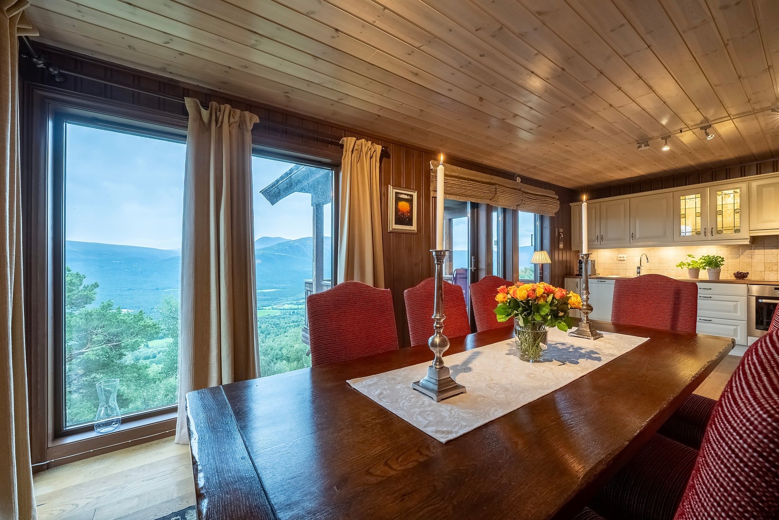 Store vindusflater som gir rommet godt med naturlig lys. Galleribilde