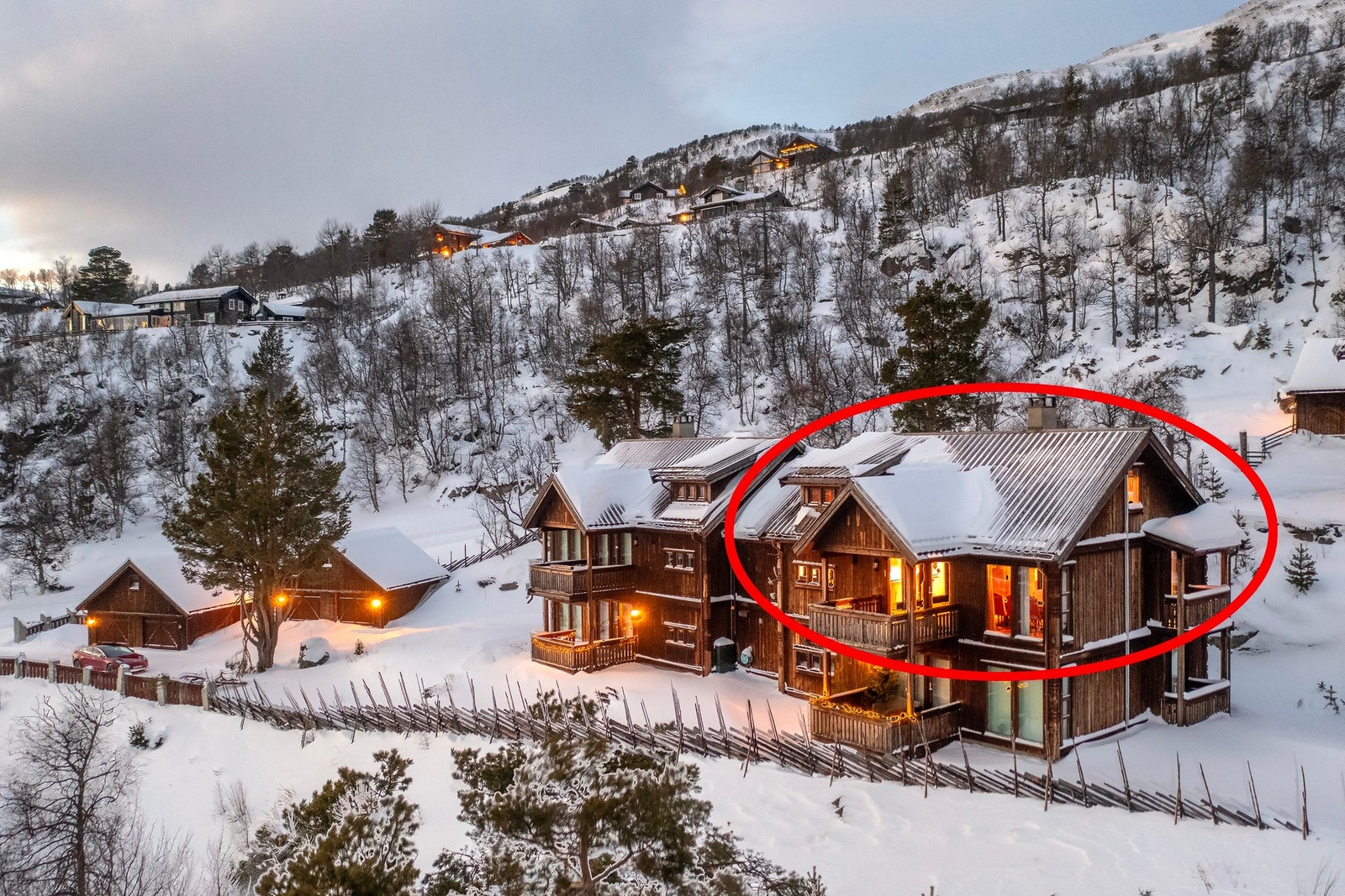 Fasade. Leilighets bygget ble oppført i 2008 og er av god standard. Leiligheten ligger i 2.etasjen. Galleribilde