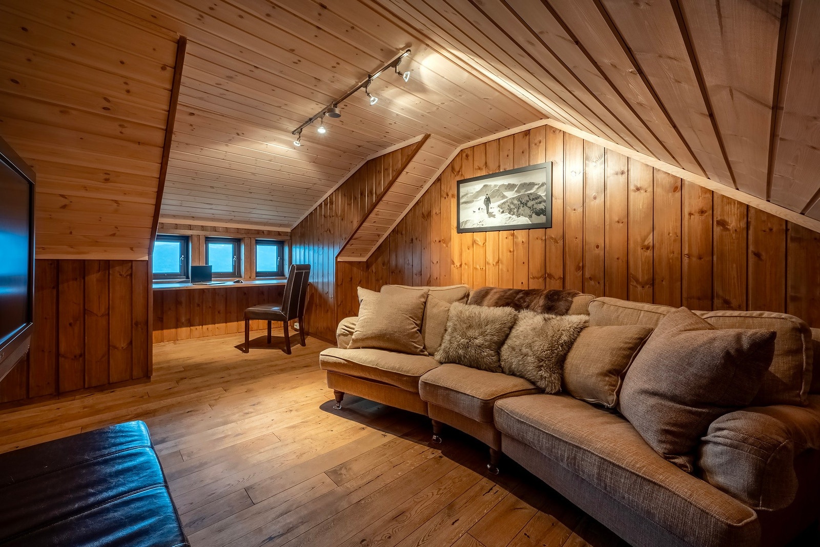 Mulighet for å benyttes som både kontor og loftstue i ett. Galleribilde