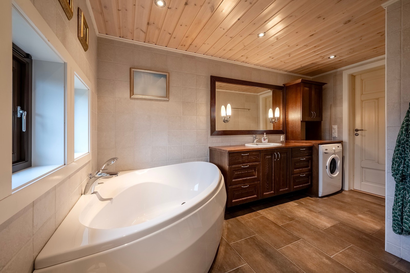 Samt badekar, vaskemaskin og pent baderomsinnredning. Galleribilde