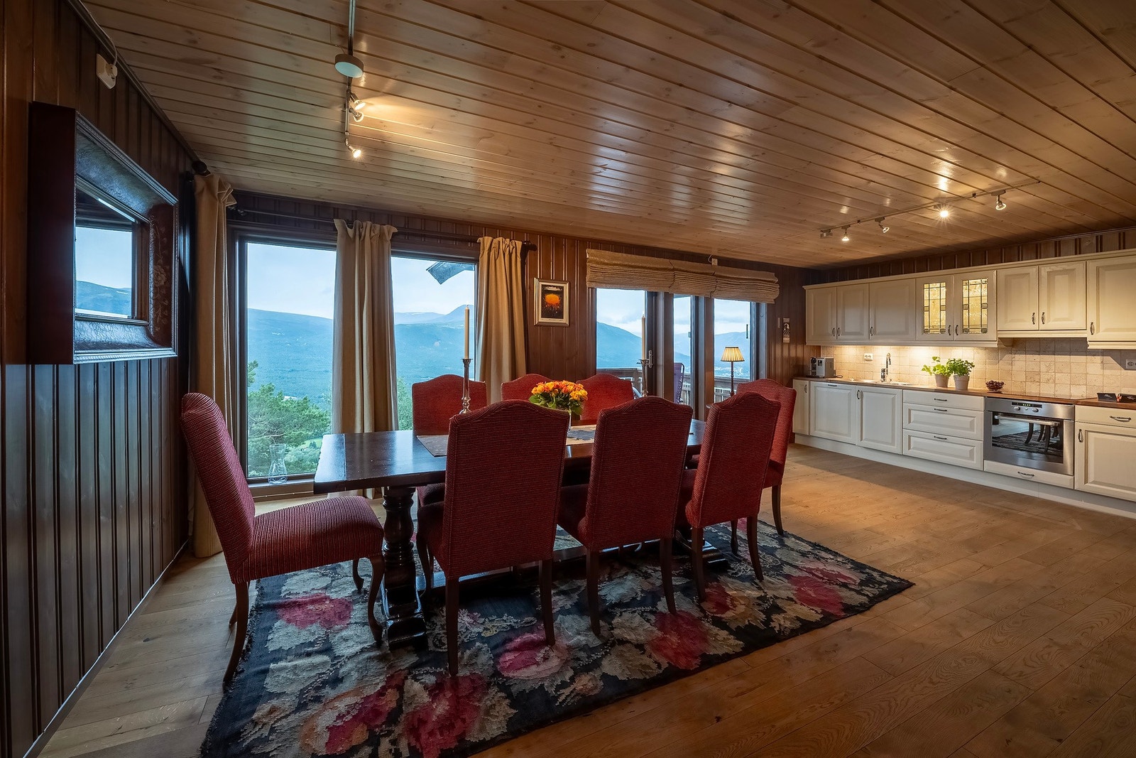 Åpent mellom stue/kjøkken som gjør at det er rom for store møblement evt andre møbleringsmuligheter. Galleribilde