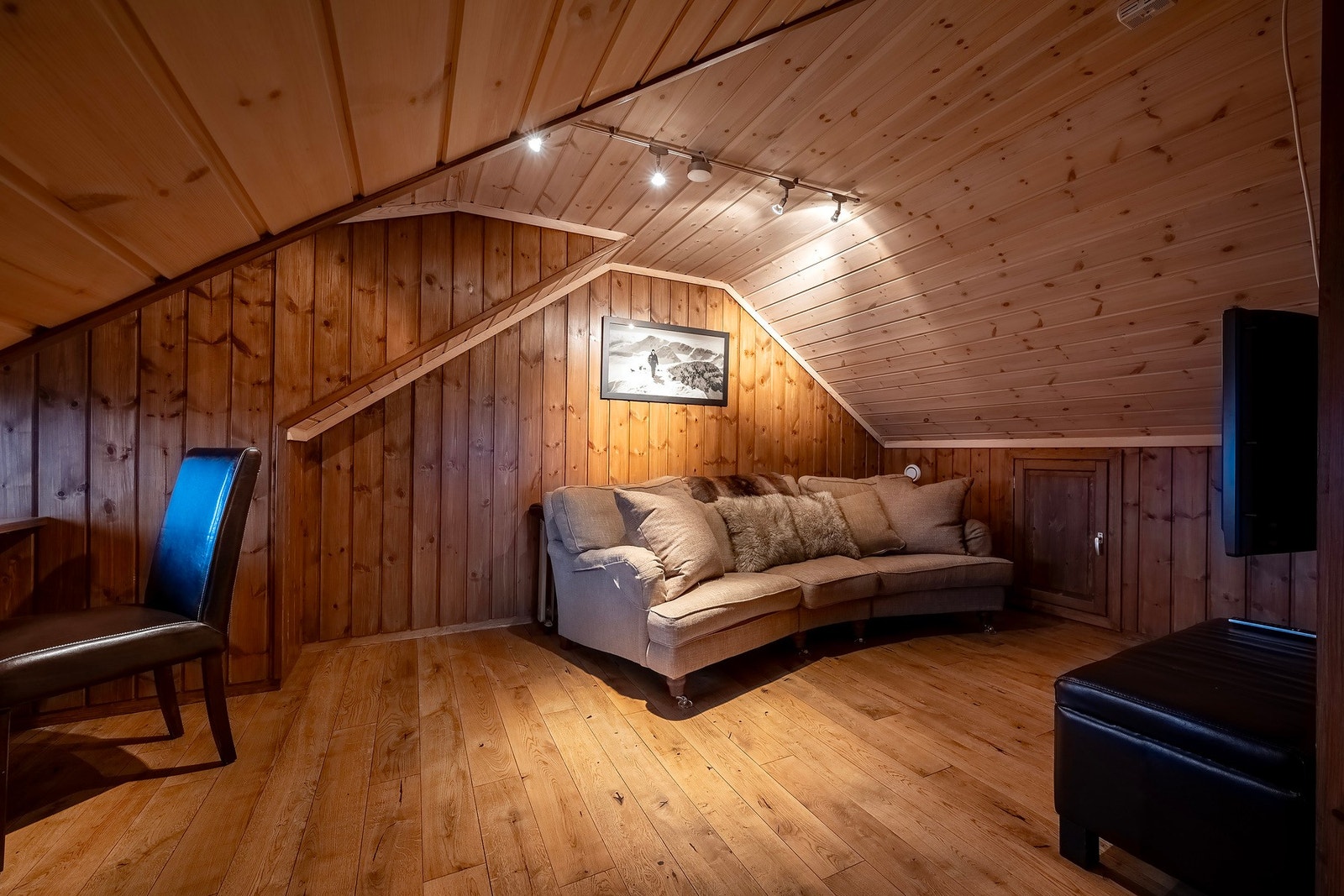 Opp trappen kommer du til loftstuen på 10 kvm. Galleribilde