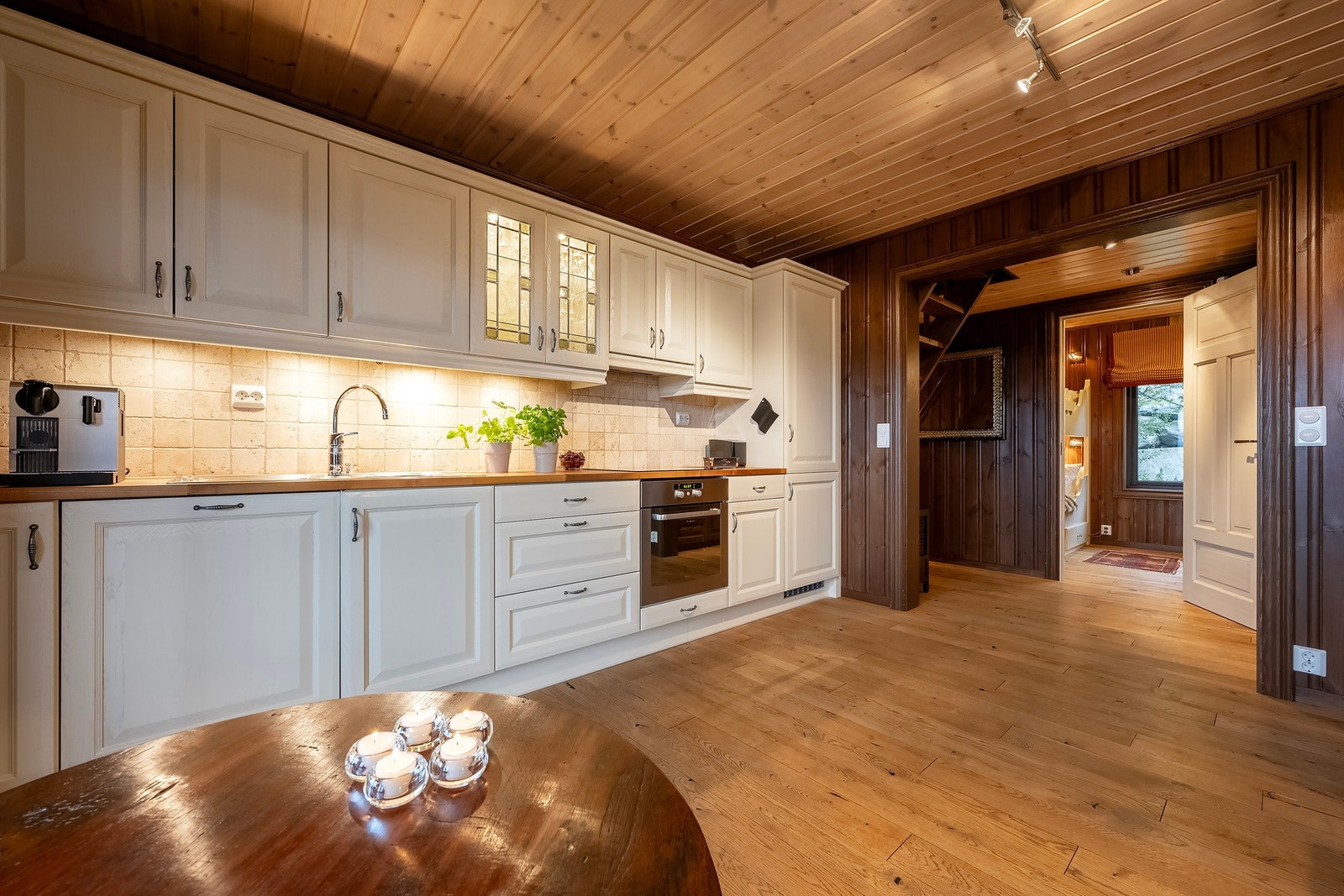 Benkeplate av heltre eik samt andre kvaliteter som: integrert platetopp, stekeovn, oppvaskmaskin, kjøl- og fryseskap. Galleribilde