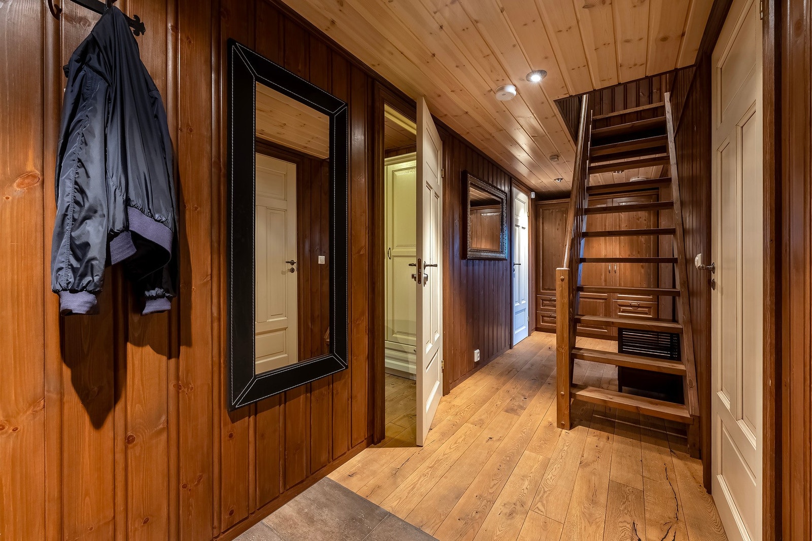 Entré med trapp til loftetasjen. Galleribilde