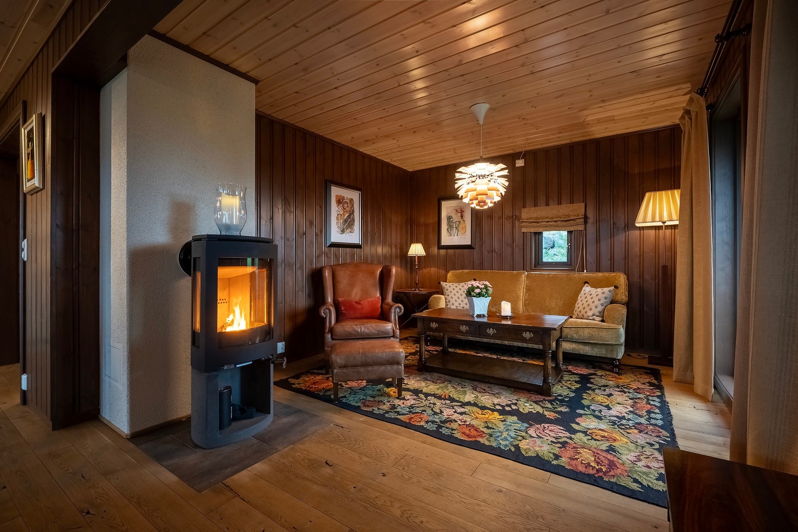 Stemningsfull stue med innredet peis. Galleribilde