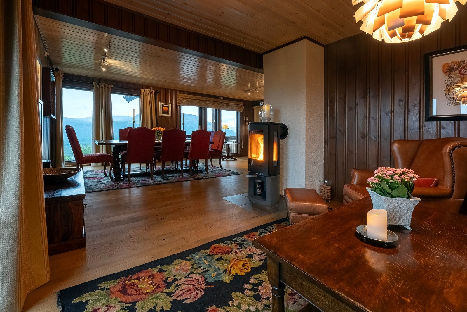 Peisen i stuen bidrar til en lun og god stemning. Galleribilde