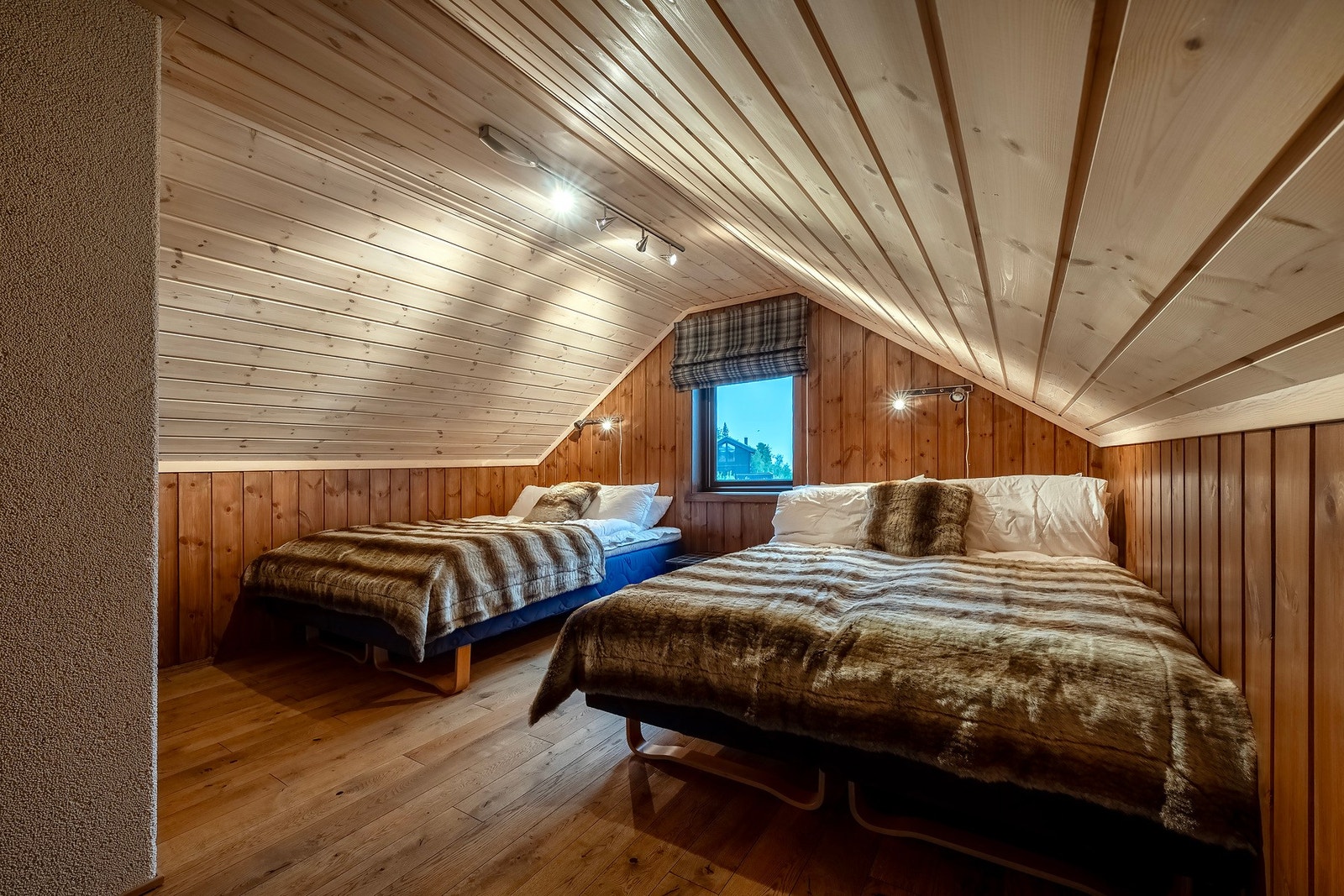 Soverom 3 er i loftetasjen og er på 10,8 kvm og her er det god plass til flere senger og diverse møblement. Galleribilde