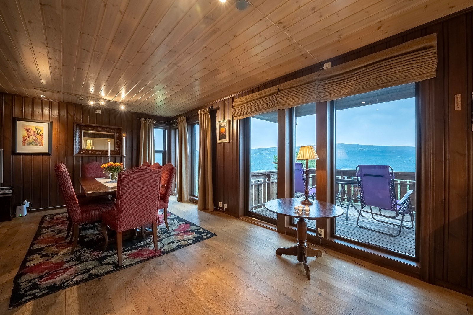 Den gode planløsningen gir rommet flere naturlige soner. Det er også direkte utgang til altan på framsiden av bygget. Galleribilde