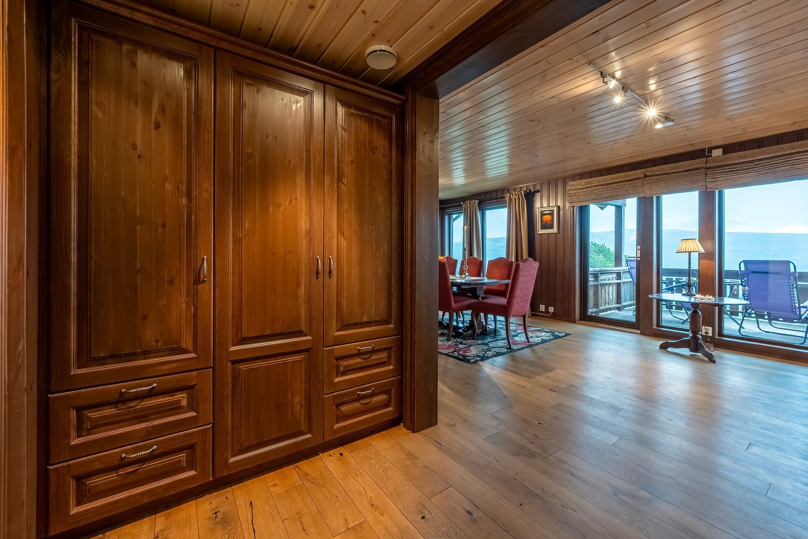 Det er innredet praktisk garderobe med god plass for diverse oppbevaring. Galleribilde