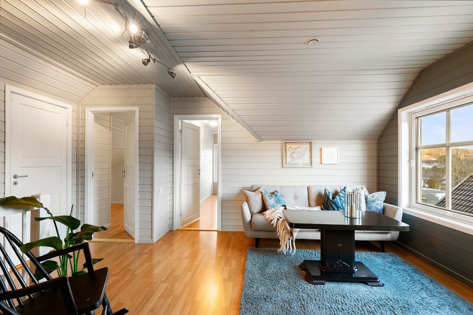 Loftsetasjen er innredet med 3 soverom, loftstue og wc. Galleribilde