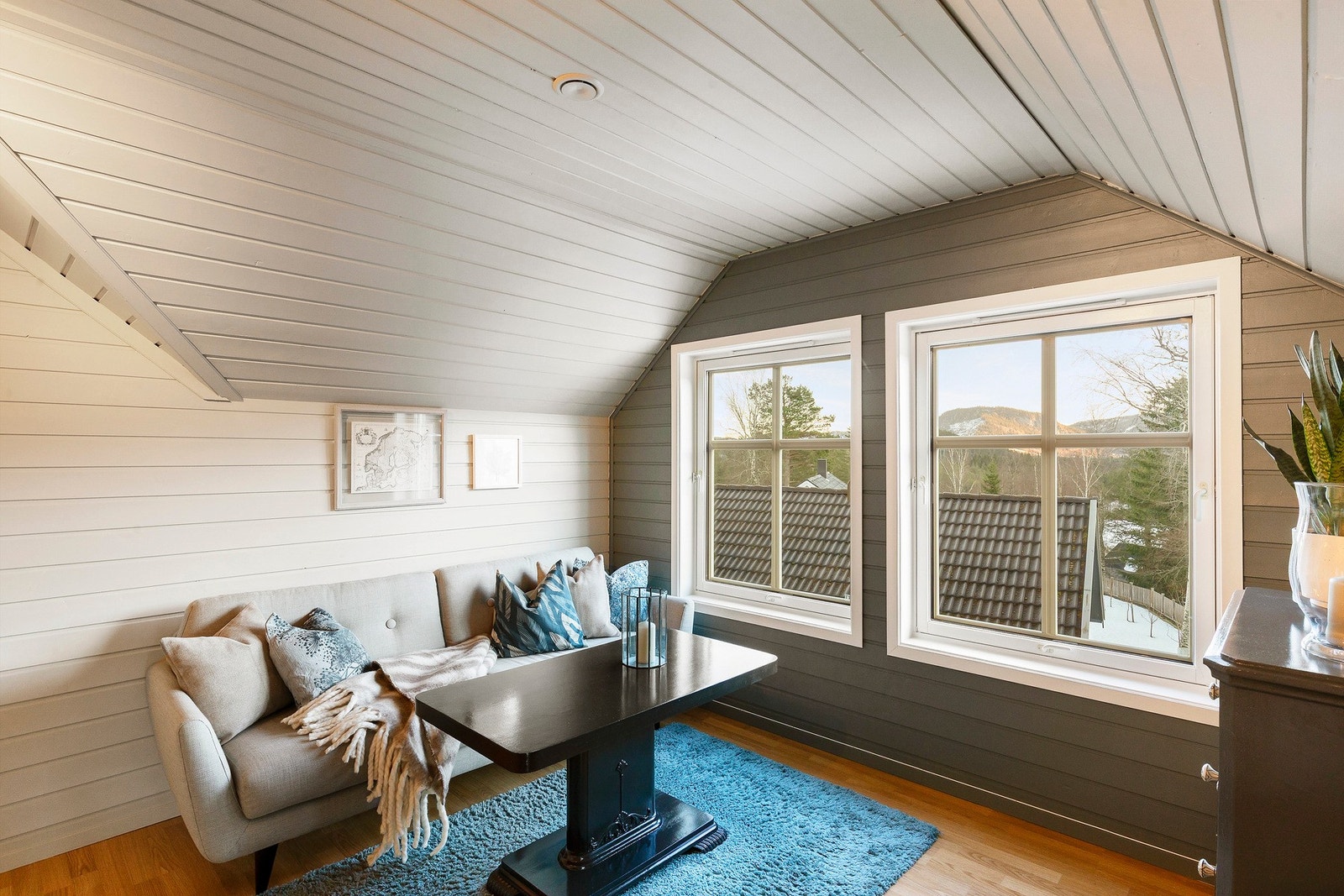 Flott utsikt mot Blåhåmmårn og Kleivfjellet fra både 1. etasje og loftsetasje. Galleribilde