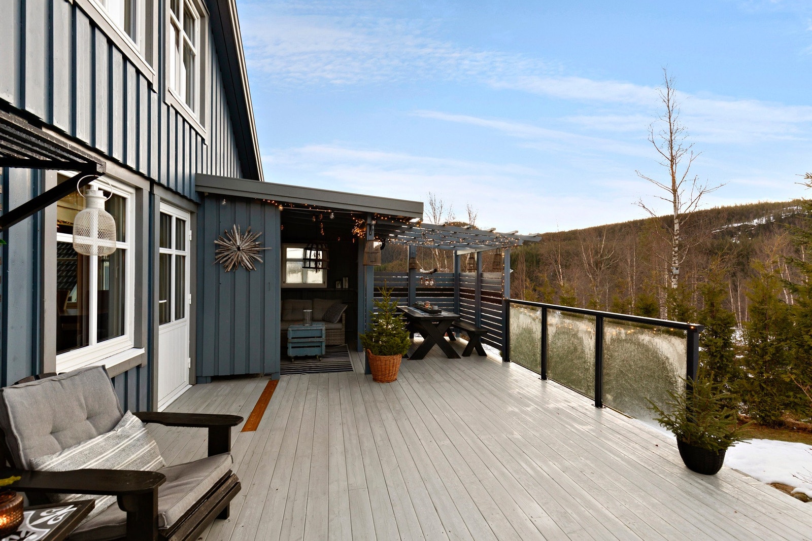 Et skjermet og hyggelig uterom med flott utsyn og terrasse på 35 m² med glassrekkverk. Galleribilde