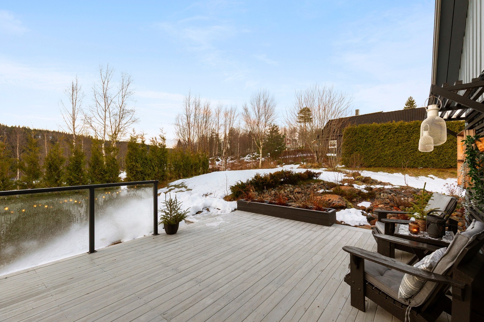Gode solforhold på eiendommen hvor man kan flytte seg etter sola - På terrassen står sola opp ca. kl. 10, og går ned ca. kl. 21 midtsommers. Galleribilde