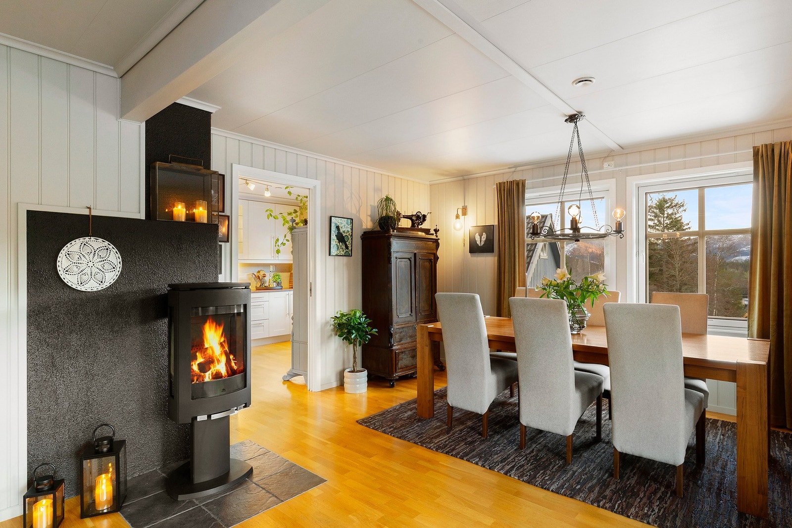 Stue og spisestue med flott utsikt. Boligen har varmepumpe, vedfyring og elektrisk oppvarming. Balansert ventilasjon. Galleribilde