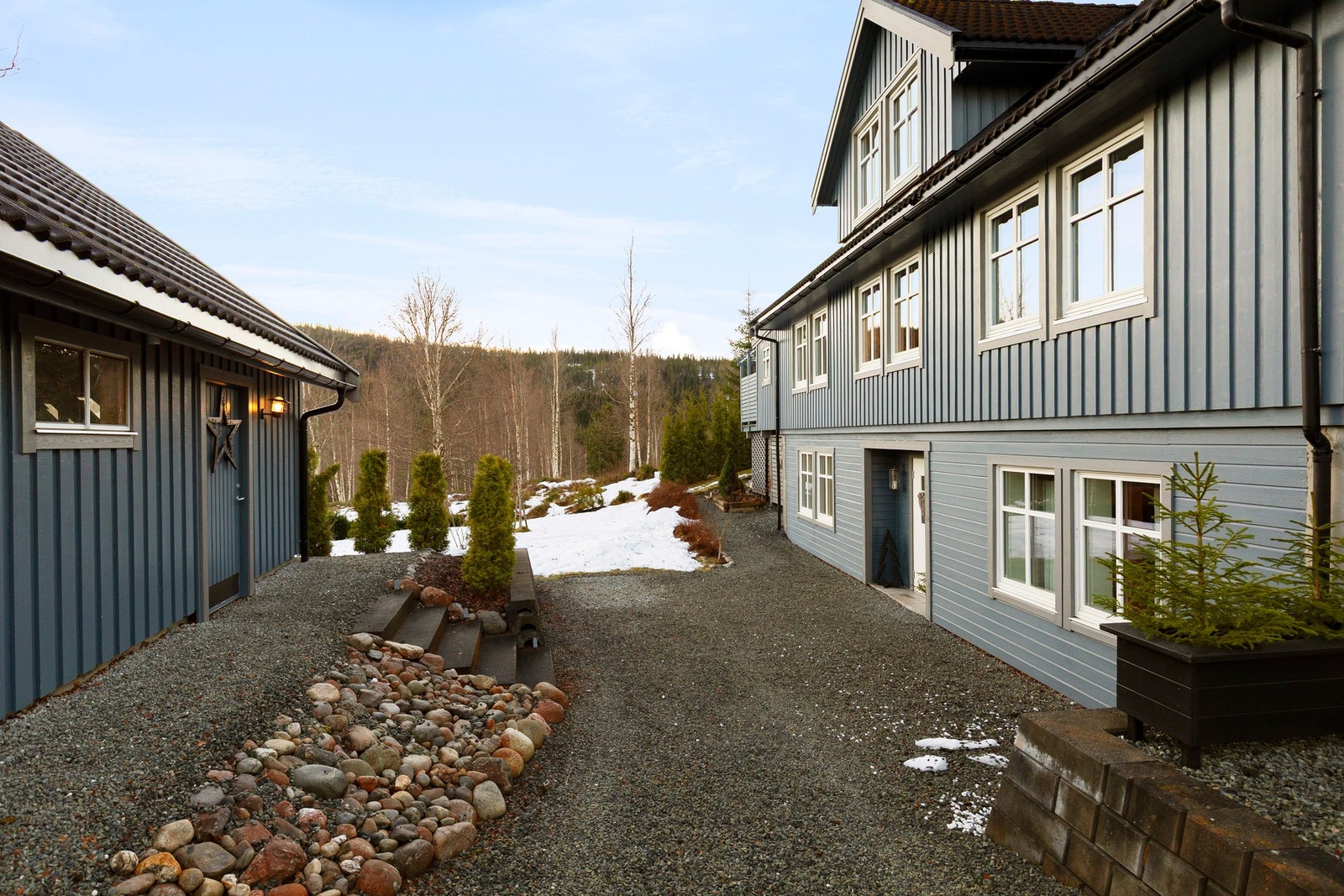 Boligen strekker seg over 3 etasjer, og er innredet med bla. 5 soverom, 3 stuer, 2 baderom, vaskerom & wc. Galleribilde