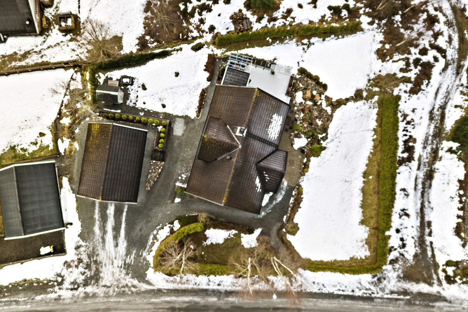 Oversiktsbilde over tomta - Målt til ca. 1.170 m². Galleribilde