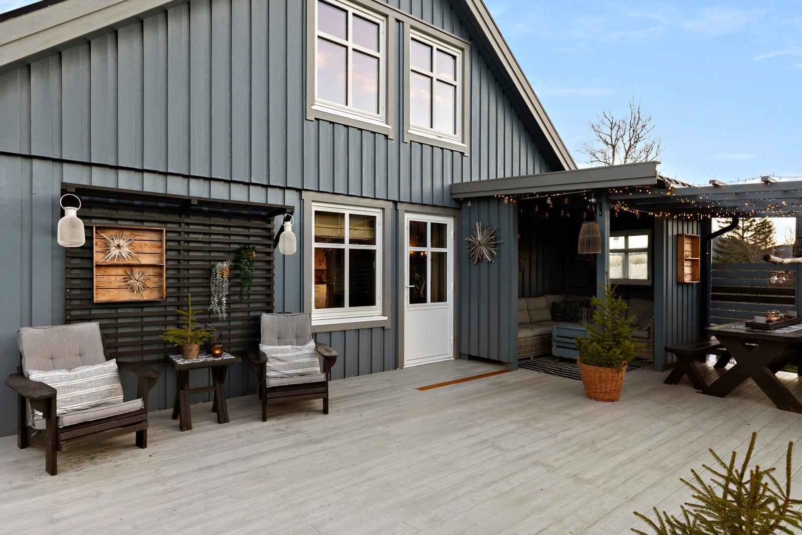 Flott beliggende eiendom med pent opparbeidet uteareal og stor tomt på ca. 1.170 m² - Fritt og usjenert med gode solforhold. Galleribilde